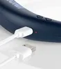 Nahaufnahme eines weißen USB-Kabels, das an den Unold NACKENVENTILATOR BREEZY angeschlossen ist. Die Produktbild-Vorschau