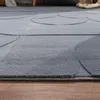 Close-up of a grey rug with a geometric pattern. Anteprima dell’immagine prodotto