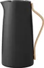 A black insulated carafe with a light wood handle is shown against a white background. Podgląd zdjęcia produktu