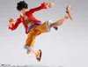 A dynamic action shot of a Monkey D. Luffy figure in mid-kick. Podgląd zdjęcia produktu