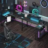 A gaming desk setup with multiple monitors, a gaming chair, and RGB lighting. Anteprima dell’immagine prodotto