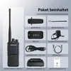 A collage of a walkie-talkie and its accessories, with text labels. Voir les images du produit