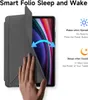 A hand is shown opening a gray tablet case, revealing the tablet screen. Text describes the sleep and wake features of the case. Produktbild-Vorschau