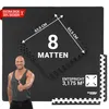 A man is giving a thumbs up next to a stack of black interlocking mats, with dimensions and area information displayed. Produktbild-Vorschau