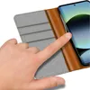 A hand is shown interacting with a phone case that has card slots. Anteprima dell’immagine prodotto