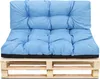 A light blue cushion set on a wooden pallet. Náhľad obrázku produktu