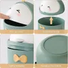 A collage of four close-up images showcasing the features of a small trash can. Produktbild-Vorschau