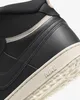 A close-up view of the heel and sole of a black Nike sneaker. Náhľad obrázku produktu