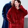 A man and a woman are wearing oversized hoodie blankets. Produktbild-Vorschau