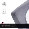 A close-up of a grey fitted sheet corner, with icons and text describing product features on the left. Produktbild-Vorschau