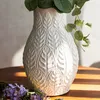 HOMLA NATTO Ceramiczny wazon z wytłoczeniami w kolorze ecru Podgląd zdjęcia produktu 2