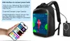 A hand holding a smartphone displaying an app, next to a black backpack with a digital screen showing a red fish animation. A power bank is connected to the backpack. Anteprima dell’immagine prodotto