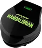 A black waffle maker with the Star Wars The Mandalorian logo on top. Náhľad obrázku produktu