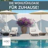 A poolside scene with lounge chairs, umbrellas, and a large potted plant, under a clear blue sky. Produktbild-Vorschau