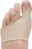 A close-up of a foot wearing a beige gel bandage for bunions. Voir les images du produit