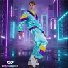 A man poses in a neon-lit city street at night, wearing an 80s/90s style tracksuit. Anteprima dell’immagine prodotto