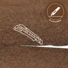 Rasenteppich wird mit einem Cuttermesser zugeschnitten Produktbild-Vorschau