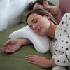 A couple sleeping in bed, with the woman using a special pillow that supports her arm. Anteprima dell’immagine prodotto