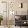A gold floor lamp is shown in a living room setting next to a sofa, with size and feature callouts. Anteprima dell’immagine prodotto
