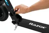 A close-up shot of a person's hand adjusting a knob on a black Razor scooter. Produktbild-Vorschau