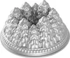 A silver-colored bundt cake pan shaped like a pine forest. Anteprima dell’immagine prodotto