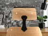 Close-up view of the back of an office chair with a city skyline in the background. Voir les images du produit