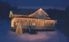 A house decorated with Christmas lights at night. Produktbild-Vorschau