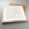 Gerahmtes Poster - Rahmen in heller Eiche - Frau eins Linie Produktbild-Vorschau 3