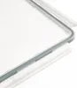 Close-up of the corner of a clear plastic food storage container with a green gasket. Voir les images du produit