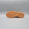 The underside of a shoe is shown against a plain gray background. Voir les images du produit