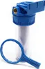 A water filter system with a clear plastic housing, a blue top with a mounting bracket, and a blue filter wrench in the foreground. Produktbild-Vorschau