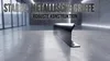 A metal bracket is shown in a modern, minimalist interior with large windows and polished concrete floors. Text overlays describe the product's features. Produktbild-Vorschau