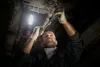 A mechanic is working on the underside of a vehicle, illuminated by a bright LED light. Anteprima dell’immagine prodotto