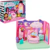 A toy playset of Gabby's Pillow Cat's Bedroom, shown both in its packaging and assembled. Náhľad obrázku produktu