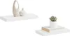 Two white floating shelves are displayed against a white background. The left shelf holds two decorative vases, one tall and textured, the other smaller and smooth. The right shelf displays a small potted succulent plant on top of two stacked books. Anteprima dell’immagine prodotto