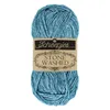 A ball of blue and white variegated yarn with a label. Produktbild-Vorschau
