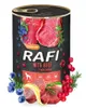 A can of dog food with beef, blueberries, and cranberries, presented with raw beef and herbs. Podgląd zdjęcia produktu