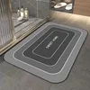 Graue Badematte mit der Aufschrift 'SWEET HOME' in einem Badezimmer Náhled obrázku produktu