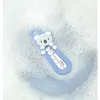 A blue koala-shaped thermometer floats in soapy water. Voir les images du produit