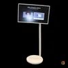 A digital display stand showing installation method options. Voir les images du produit