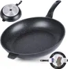 A black wok pan with a speckled finish and a black handle, shown from a slightly elevated angle. A smaller image of the pan's underside is in the top left corner. A circular product label with an image of a steak is in the bottom right corner. Anteprima dell’immagine prodotto