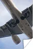 MuchoWow® Poster Direkt unter einem landenden Flugzeug Produktbild-Vorschau 1