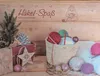 A Christmas advent calendar themed around crochet, featuring yarn, crochet hooks, and festive decorations. Produktbild-Vorschau