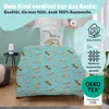 A child's bed with bedding featuring a sloth pattern, along with marketing text and certifications. Produktbild-Vorschau