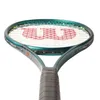 A close-up, head-on view of a Wilson tennis racket. Produktbild-Vorschau