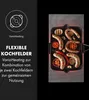 A split image showing marketing text and a graphic on the left, and a close-up of sausages and vegetables cooking on a grill pan on the right. Produktbild-Vorschau