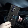 A person is holding a black phone case with a ring holder, which is magnetically attached to a rose gold car mount on a car's air vent. Produktbild-Vorschau