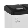 A close-up view of the top corner of a white trash can with a black lid and a logo. Produktbild-Vorschau