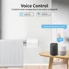 A smart thermostat is attached to a radiator, with voice assistants and speech bubbles indicating voice control. Produktbild-Vorschau