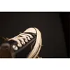 A close-up shot of a black Converse Chuck Taylor sneaker. Anteprima dell’immagine prodotto
